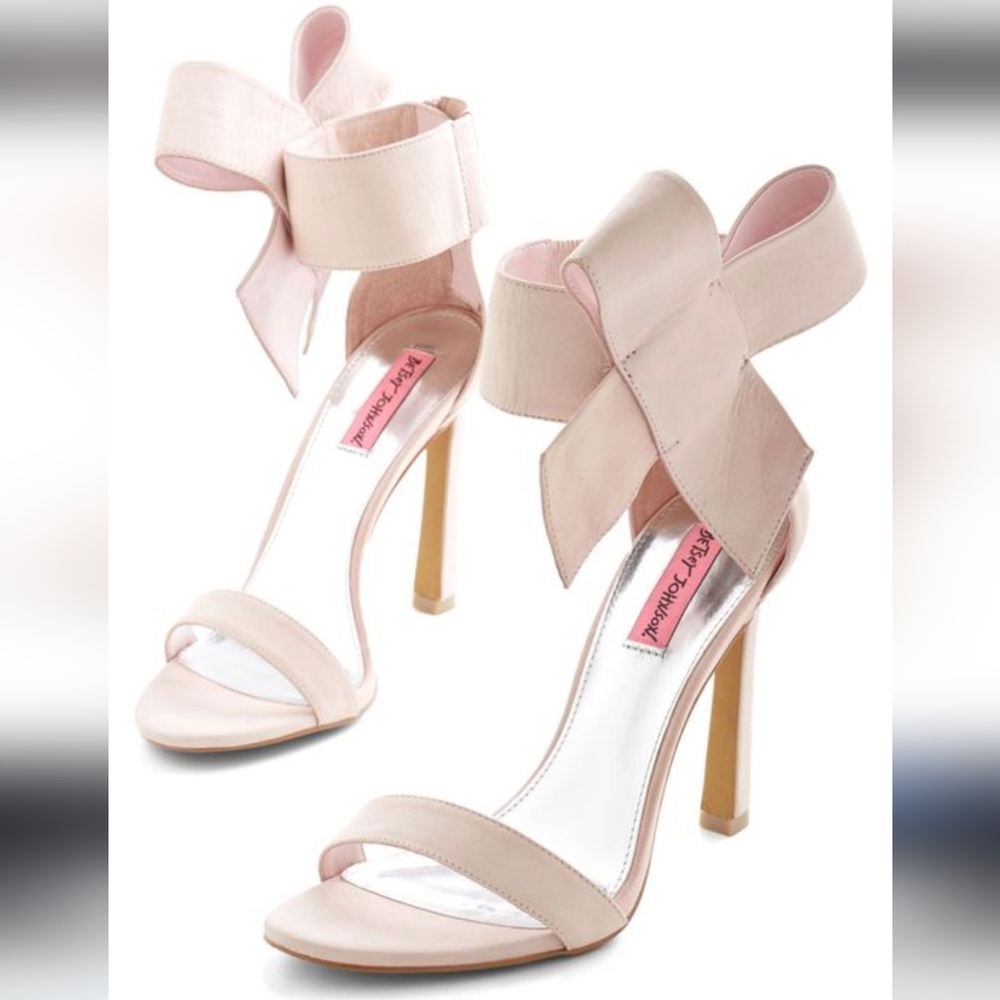 Betsey Johnson Light Pink Friskyy Bow Heels. - Picture 2 of 10